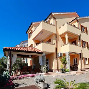 apartment-omanovic.primorje-gorskikotar.com/
